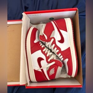 Jordan 1 Retro High OG
Varsity Red (Women's)